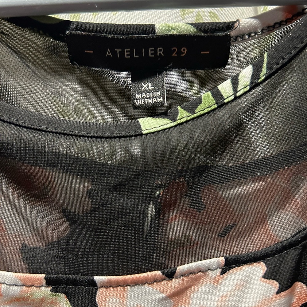 Elegant Floral Blouse with Sheer Accents - Picture 2 of 4